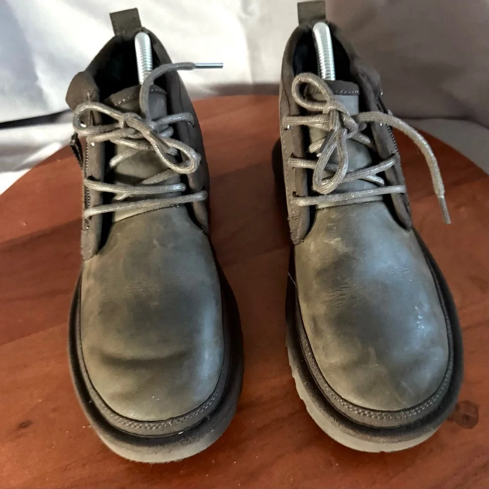 UGG Neumel Zip Chukka Boots Mens Size 6 Grey Leather Side  display picture 1